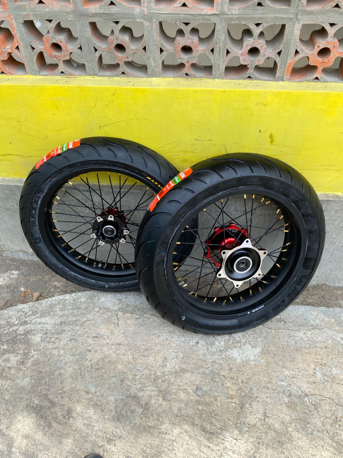 Supermoto Wheels Crf 300/350 Tires Maxxis Jumbo 120 140 Ring 17 Rims Rossi Doff Wheelset Sumo Honda Crf Harga 3,415,000 rupiah*Gratis Ongkir