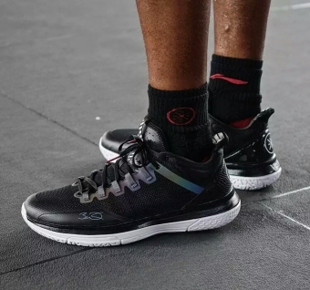 Gambar Wade terlihat baik kaus kaki kaus kaki kasual (Hitam dan merah Wade (Kaus kaki basket profesional))
