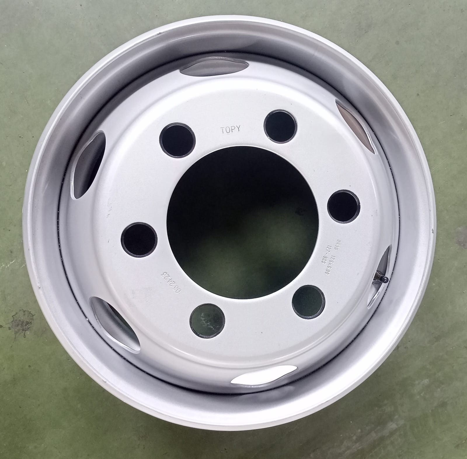 Velg TRUK LUbang 6 17.5 X 6.00 Tubeless 6 HUB Harga  1,368,500 Ringgit*Penghantaran Percuma