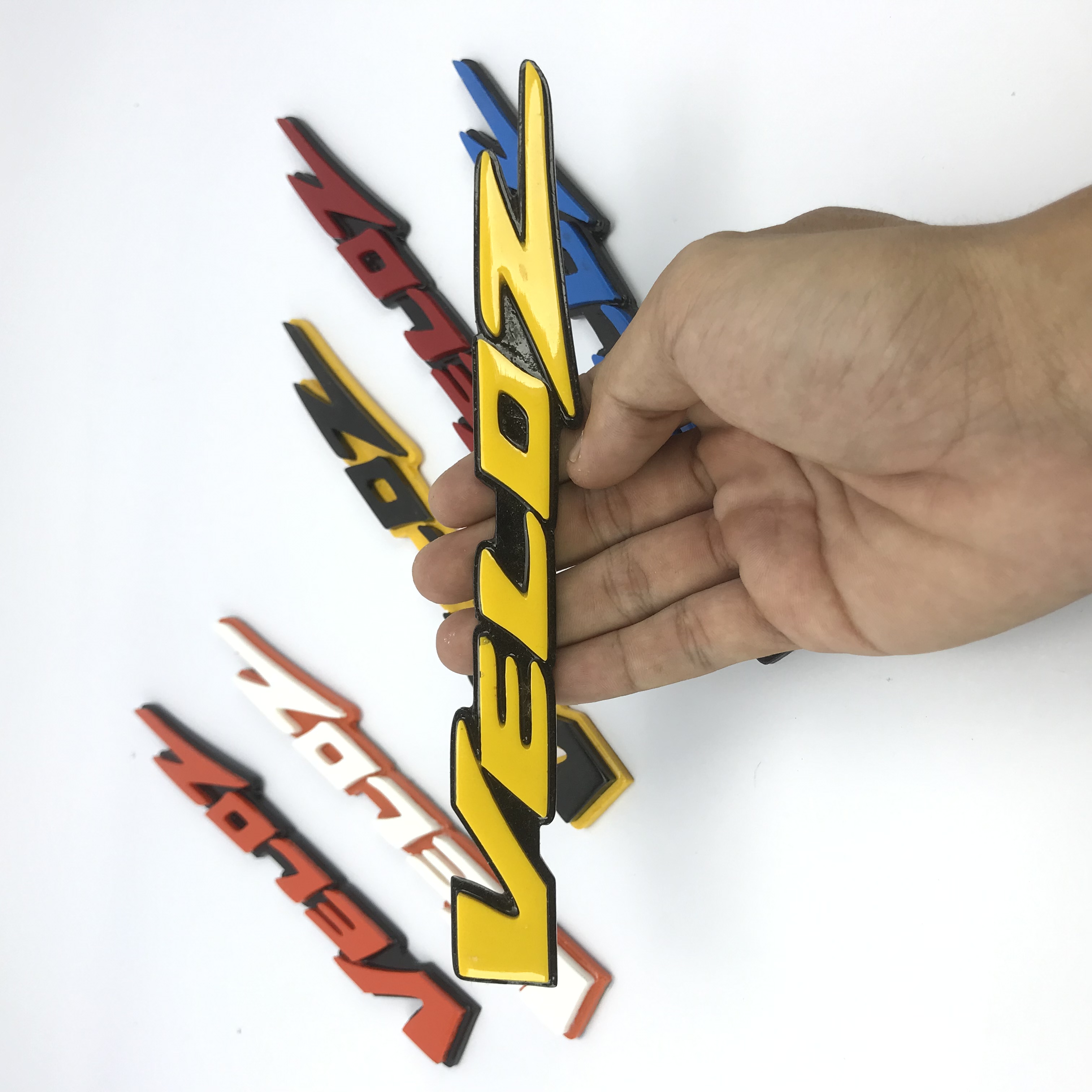 EMBLEM MOBIL VELOZ EKSTERIOR MOBIL TOYOTA VARIASI TIMBUL 3D BAHAN FIBERGLASSS Harga 65,000 rupiah*Gratis Ongkir