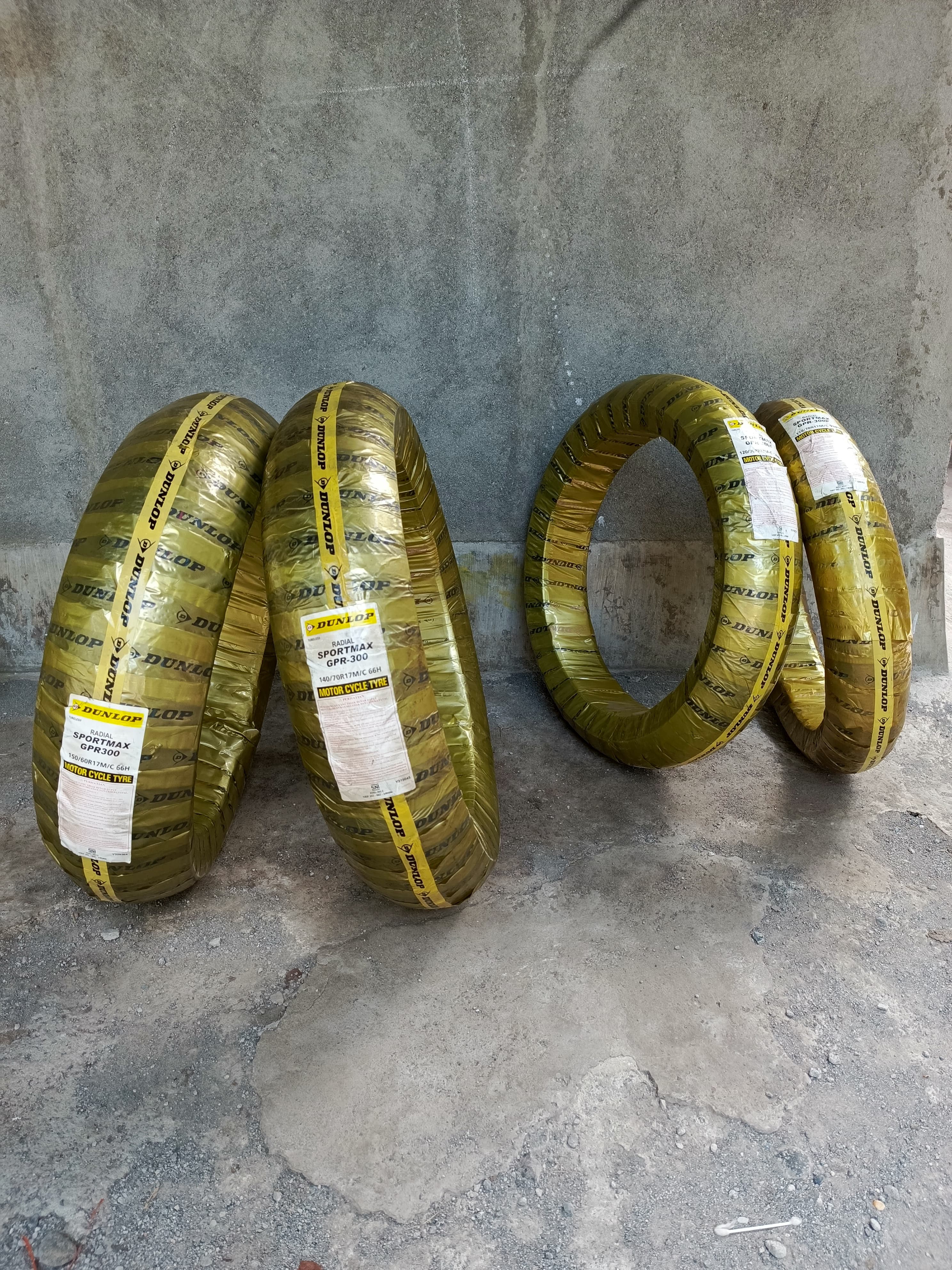 Ban Luar Dunlop Sportmax GPR300 Ukur 110/70, 120/70, 140/70, 150/60 Tubeless Ring 17 Harga 480,000 rupiah*Gratis Ongkir