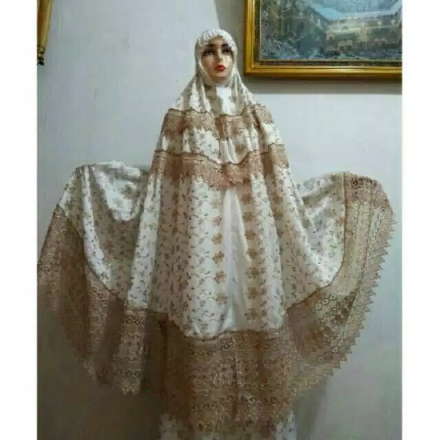 MUKENA BAHAN SUTRA PARIS WINSTON GOLD RENDA KEONG [JUMBO] - Merek Alzara Harga 219,000 rupiah*Gratis Ongkir