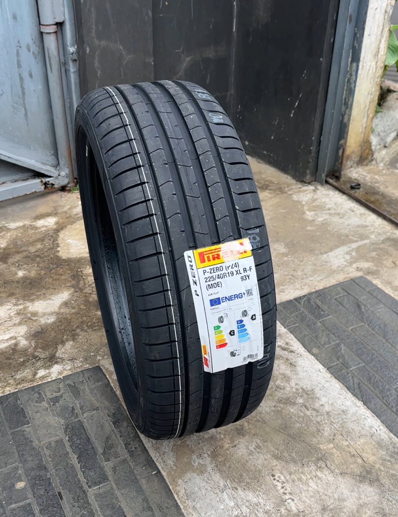Ban PIRELLI P-ZERO RFT 225/40 R19 – Cocok untuk BMW 3 Series, Mercedes-Benz C-Class, Audi A4, Mini Cooper S Harga 6,730,000 rupiah*Gratis Ongkir