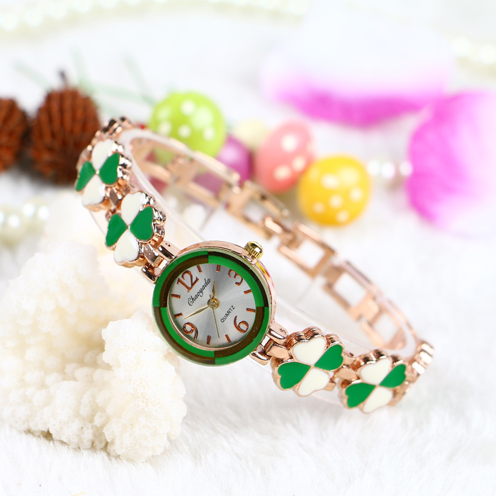 Versi Korea dari empat daun semanggi gelang Shi Ying menonton siswa menonton