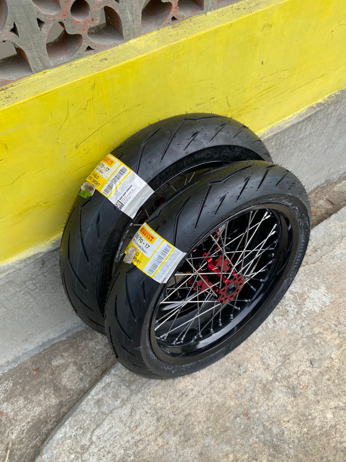 Paket Roda Supermoto CRF 300/350 Ban Pirelli Jumbo Ukur 120 & 140 Ring 17 Bisa Setting tubeless Harga 3,980,000 rupiah*Gratis Ongkir