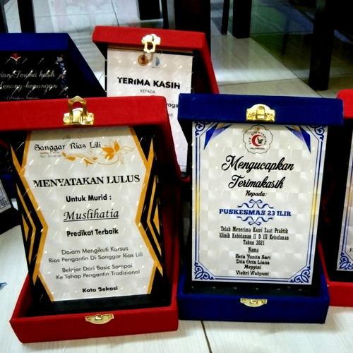 Plakat & Box bludru plakat kayu murah plakat wisuda plakat cidramata