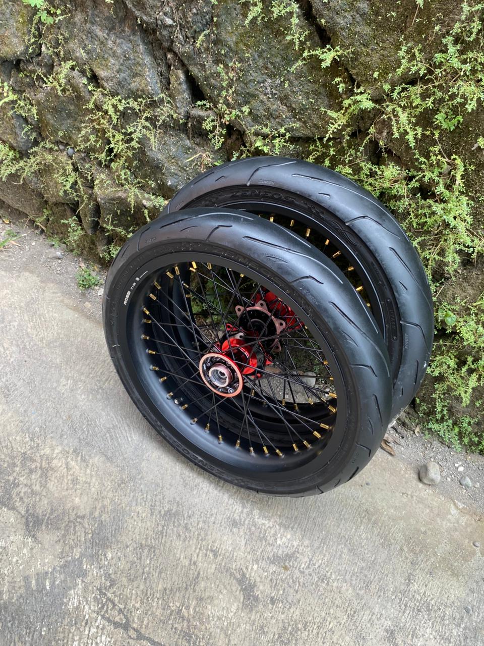 Velg Supermoto KLX 250/300 Ban Paket Hemat Ring 17 Murah Wheelset SUMO D-Tracker 150 Series Harga  1,825,000 Ringgit*Penghantaran Percuma
