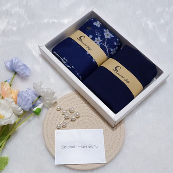 Hampers Premium Duet Hijab Segiempat Voal Motif Syari Azara Senada