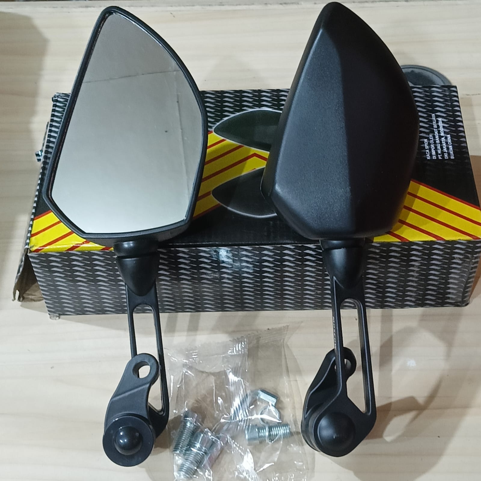Motorcycle Mirrors Variations / Plain Black Ducati Rearview Mirrors Universal for All Nmax, Pcx, Aerox, Vario, Mio, R15, Cbr, Vixion, Sonic, Byson, R25, Ninja 150, Ninja 250, Klx, Crf Motorbikes Harga  99,375 Ringgit*Penghantaran Percuma