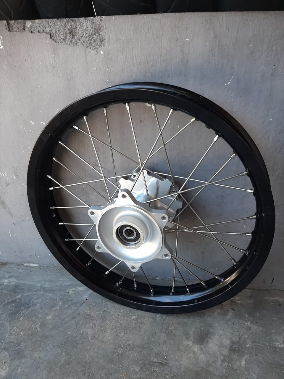 Velg belakang CRF original Lingkar Velk Original CRF Ring 18 Harga 1,145,000 rupiah*Gratis Ongkir