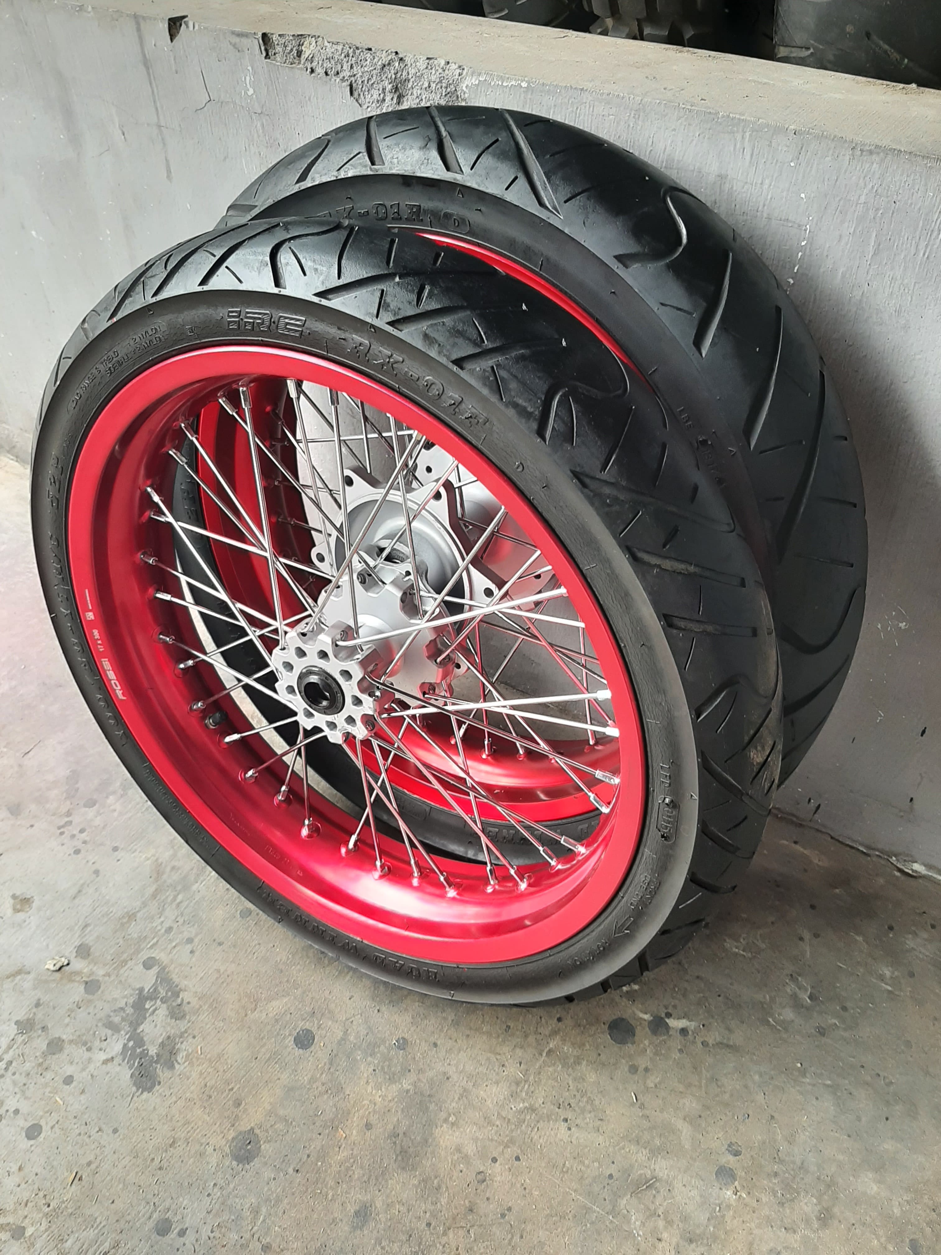 roda set supermoto crf 150 l velg rossi ukur 300 350 murah Harga 1,980,000 rupiah*Gratis Ongkir