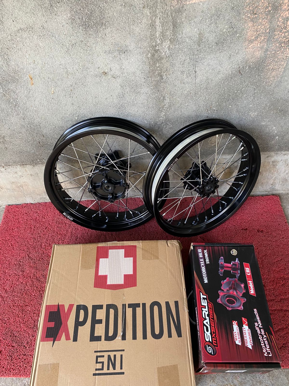 Supermoto Crf Wheelset Expedition 300/350 Ring 17 Rims Without Scarlet and Expedition Drum Tires Harga 2,995,000 rupiah*Gratis Ongkir