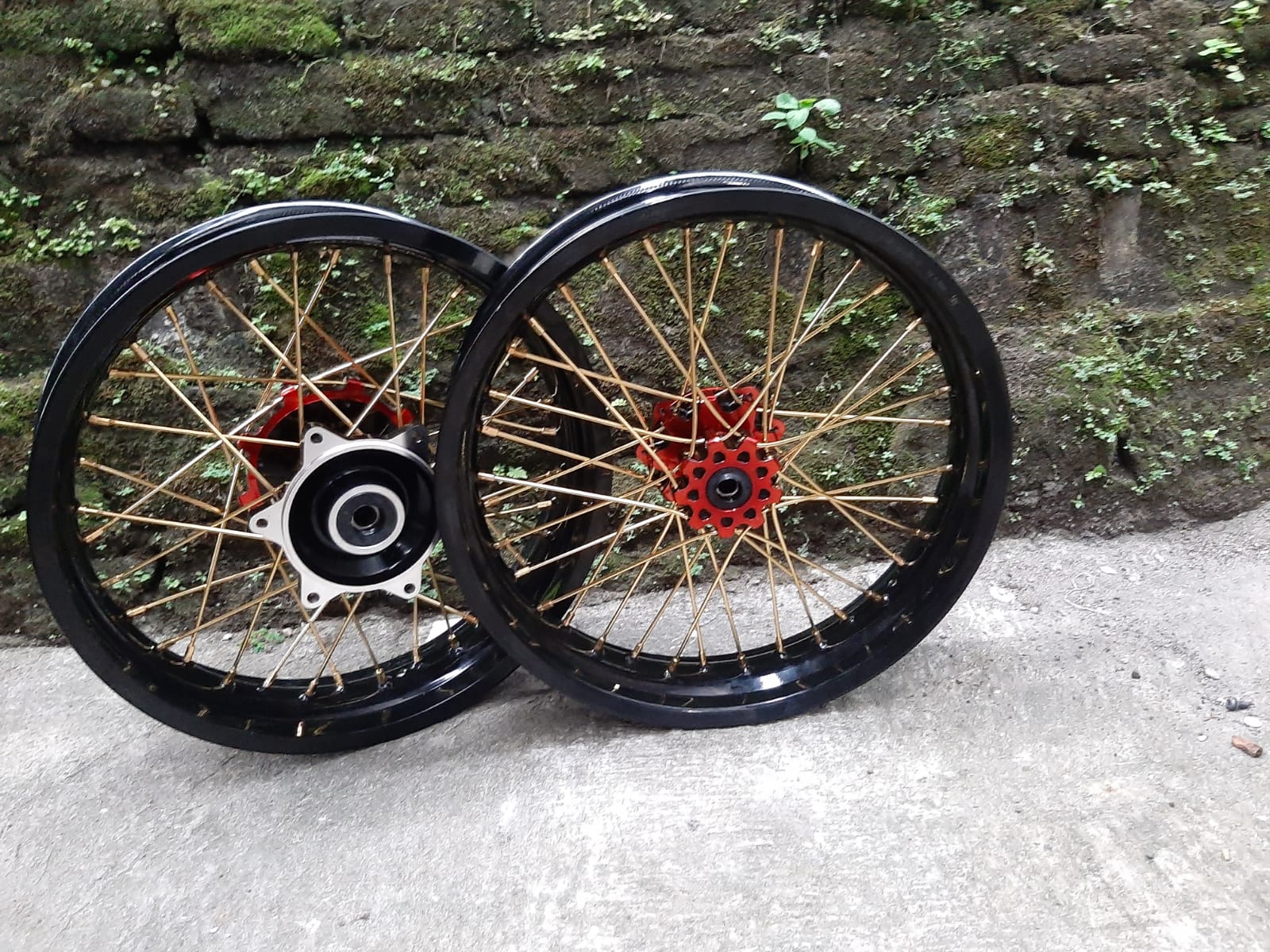 Velg supermoto CRF Velk Sumo CRF150L Pelah set supermoto honda crf ring 17 ukur 300/350 Tanpa ban Harga 1,670,000 rupiah*Gratis Ongkir