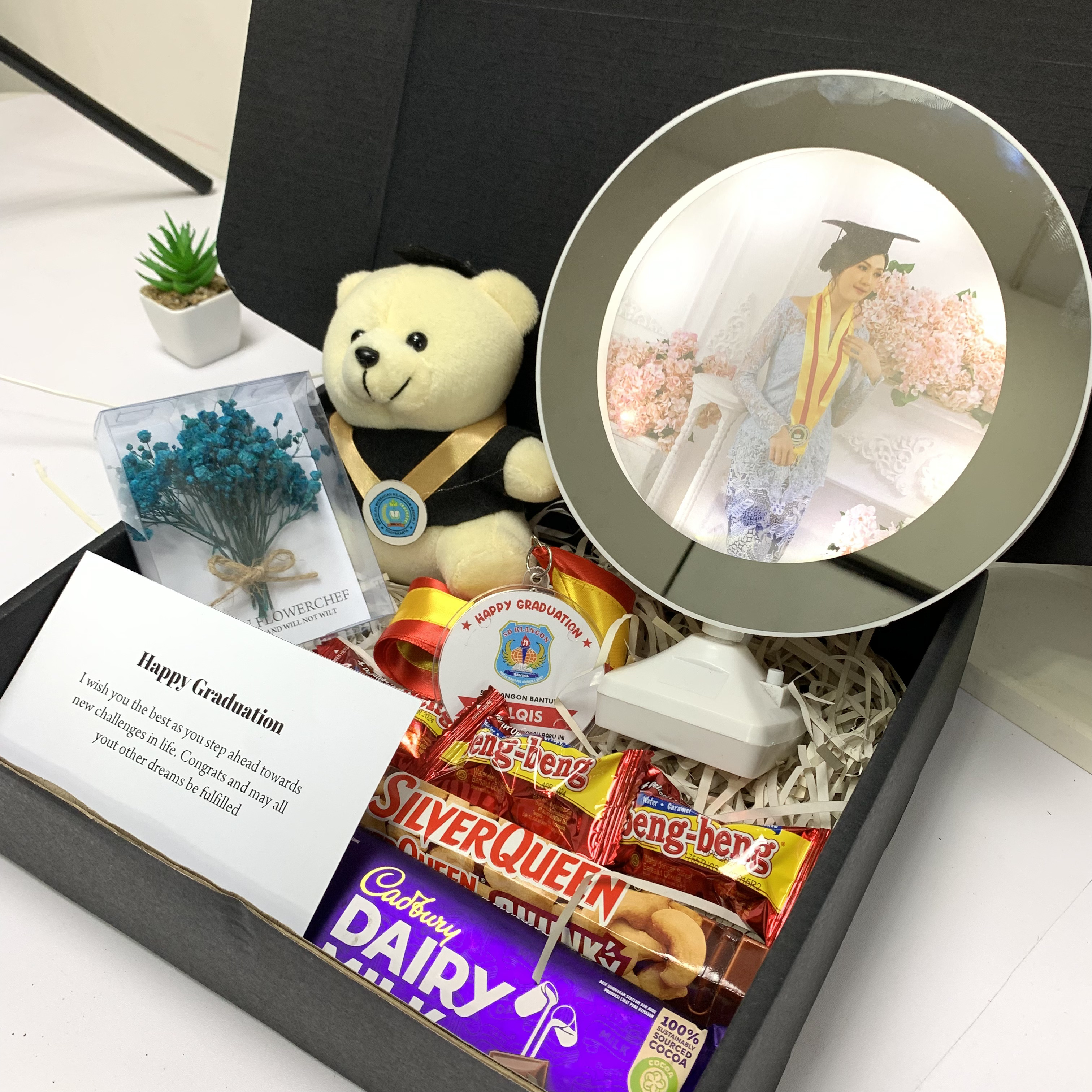 Hampers Wisuda / Kado Wisuda Cermin Foto ajaib Custom + Boneka + Medali + Snack Coklat