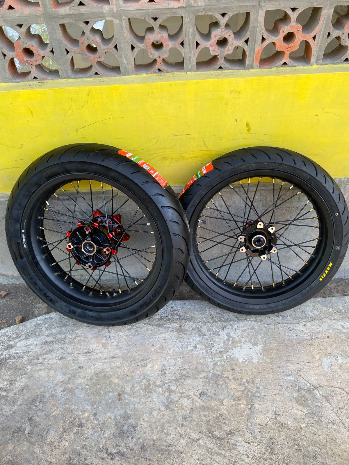 Supermoto Crf Ring 17 Rims, New Maxxis Tires, Size 110 and 130, Can Be Set up Tubeless Giá 2,971,000 Đồng*Miễn phí vận chuyển