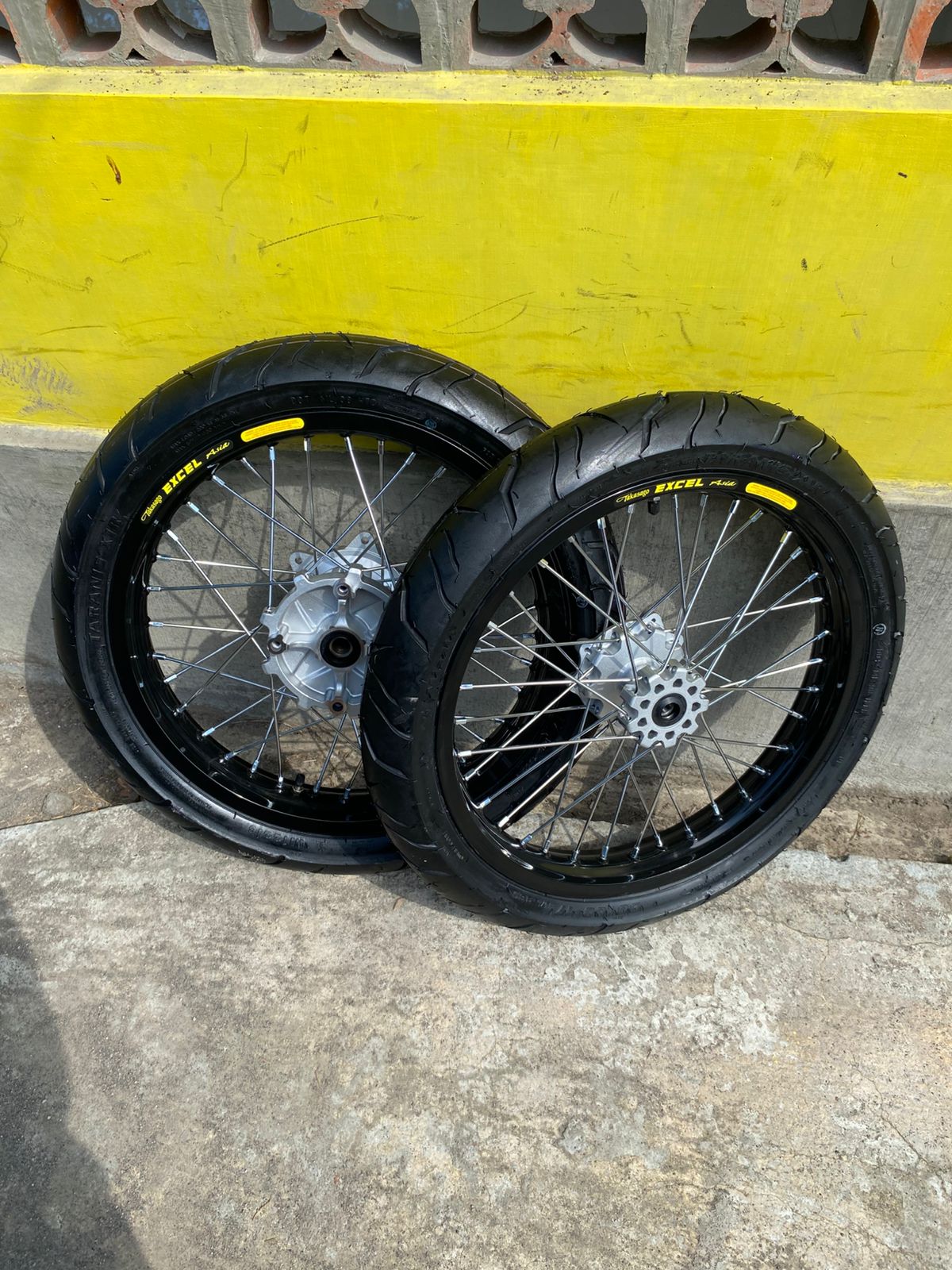 Velg Semi Cacing CRF 185/215 Ban Mizzle Baru Ring 17 Wheelset SUREX CRF Custome Takasago Excel Asia Harga 2,145,000 rupiah*Gratis Ongkir