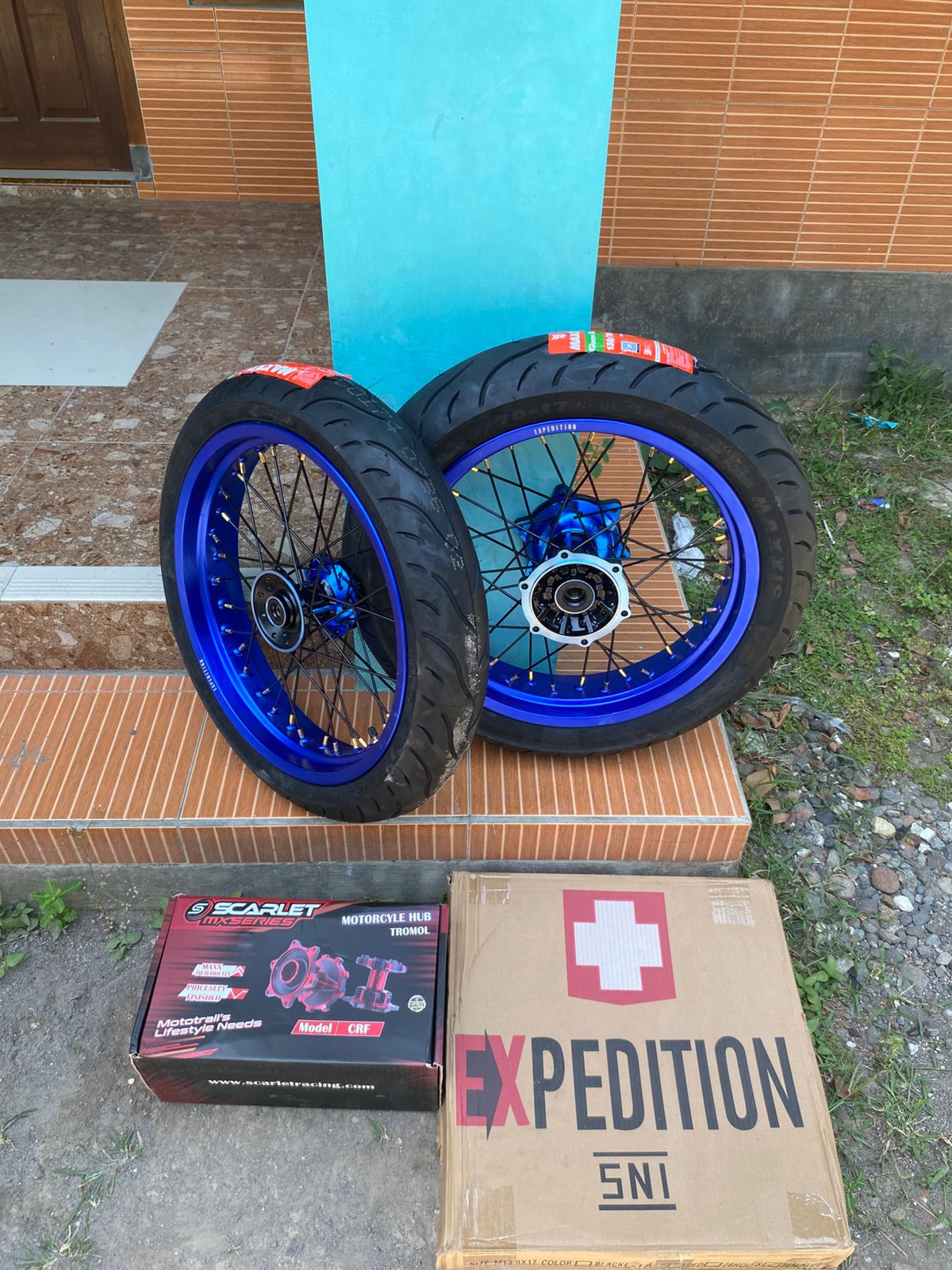 Supermoto Wr 300/350 Wheel Package Expedition Tromol Scarlet Rims Maxxis Tires 110 and 130 Ring 17 Harga 4,459,000 rupiah*Gratis Ongkir