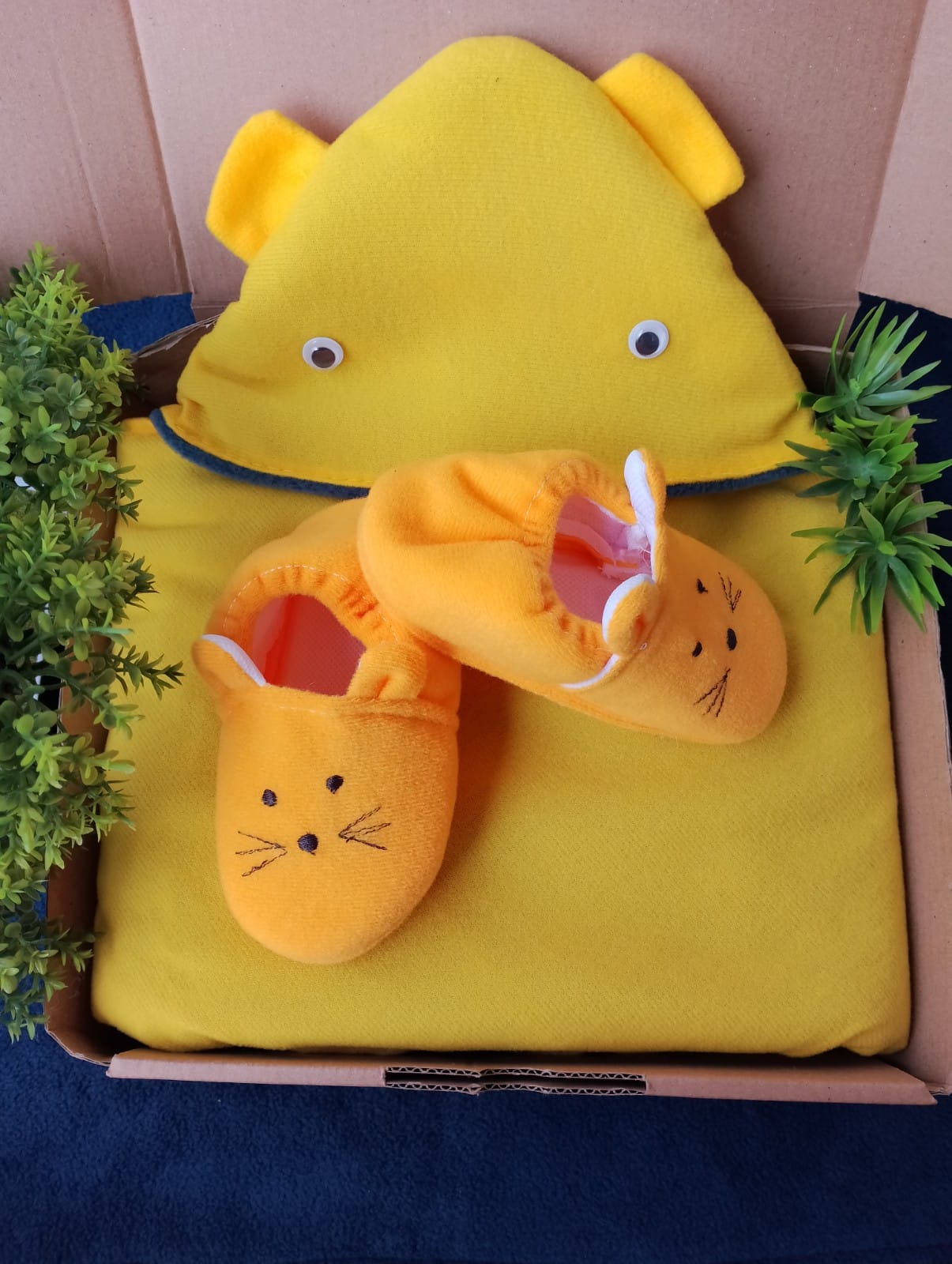 Hampers Baby Newborn Selimut Bulu Sama Sepatu Bayi SS Kado Lahiran Bayi