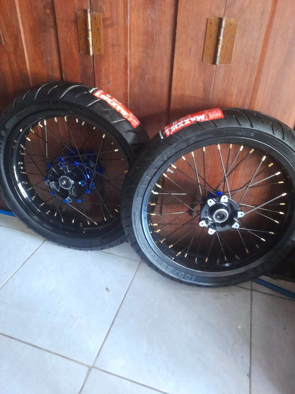 Paket Ban Supermoto CRF 150 L Ring 17 Velg Rossi 250 300 Ban Maxxis Baru Murah Harga 2,625,000 rupiah*Gratis Ongkir