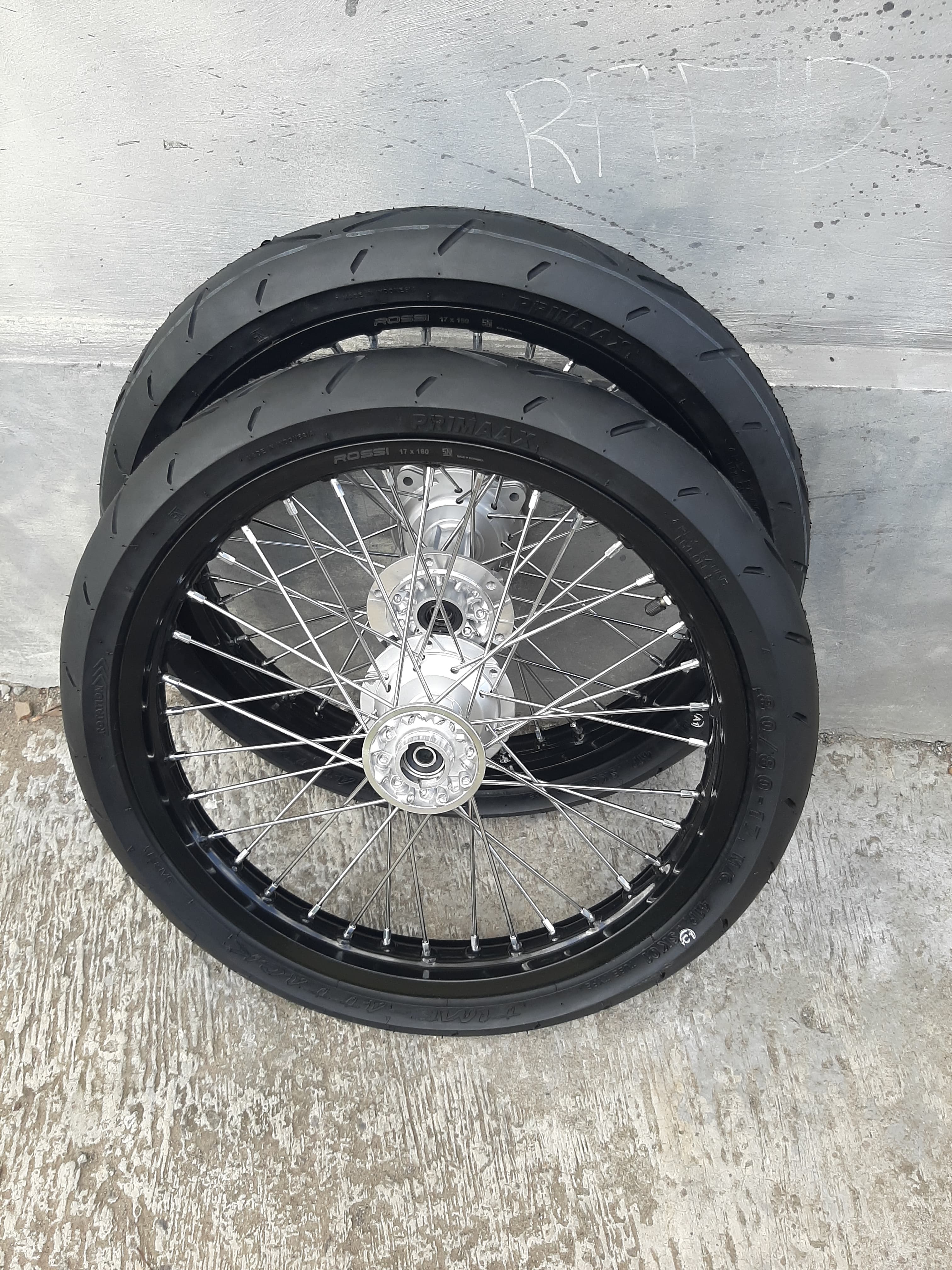 Paket Wheelset Semi Cacing KLX Ban Primax Ring 17 Roda Surex D-Tracker 160 Rata Harga 1,825,000 rupiah*Gratis Ongkir