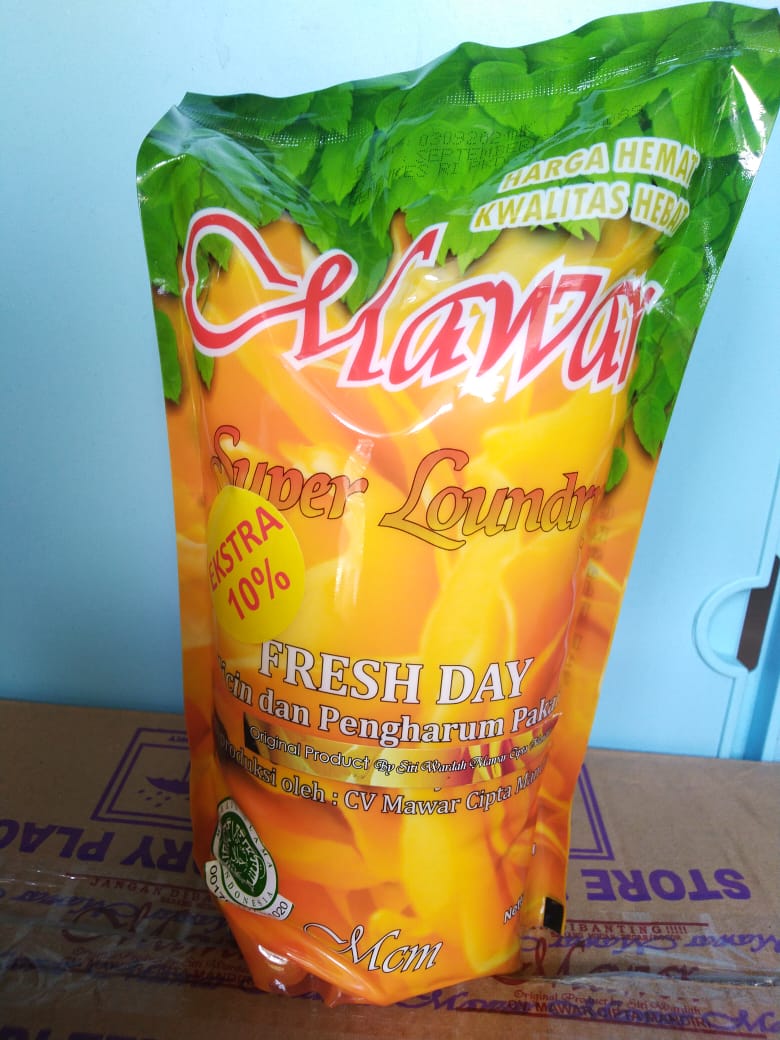 PEWANGI DAN PELICIN SETRIKA SUPER LAUNDRY PEWANGI SETRIKA REFFIL ASLI BY SITI WARDAH MCM 900ML: 1 PCS VARIANT KUNING (FRESH DAY) DENGAN AROMA MAWAR IZIN KEMENKES RI 20203911348 - Merek Mawar Super Loundry Harga 23,390 rupiah*Gratis Ongkir