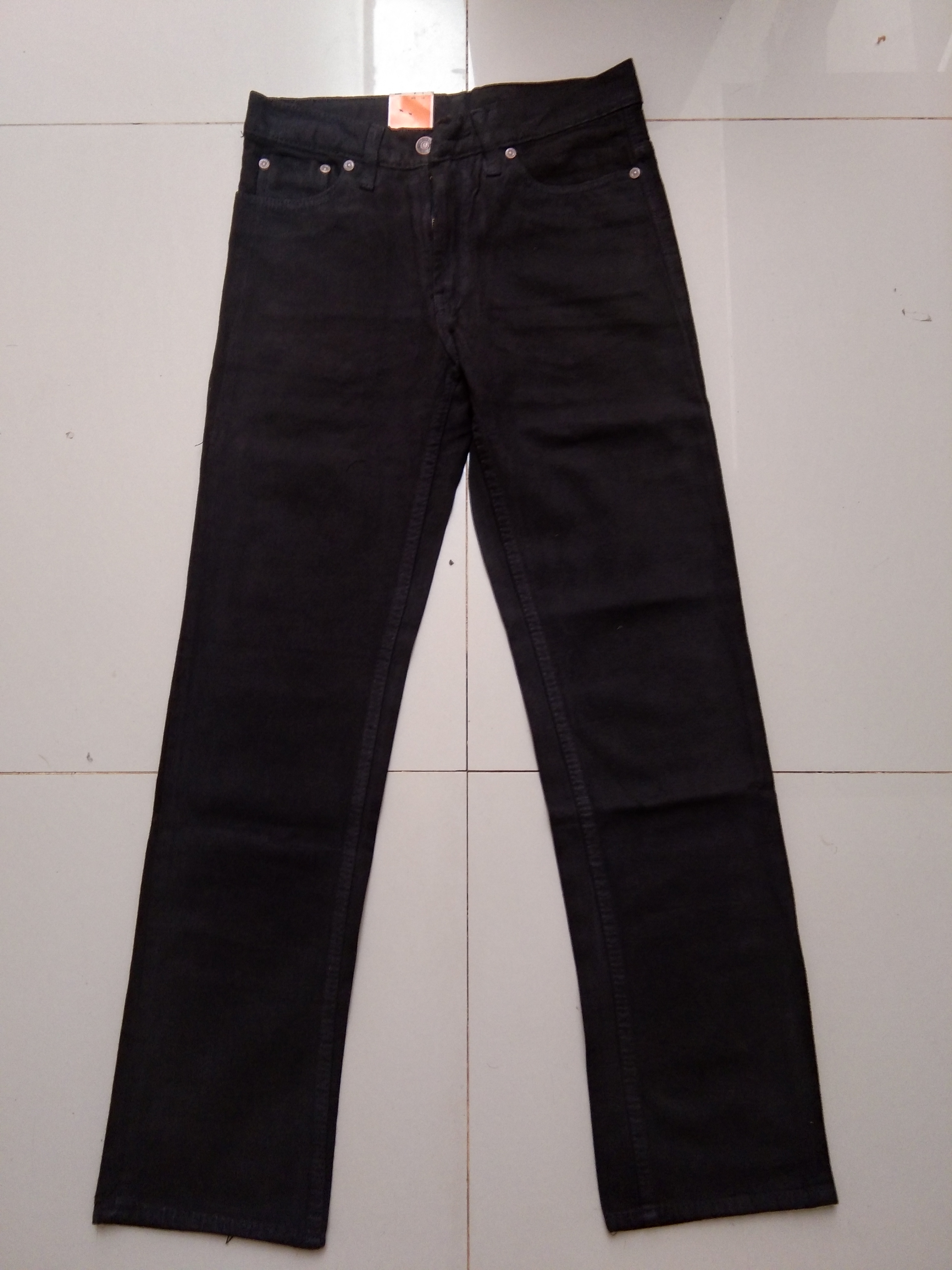CELANA JEANS PENDEK SOBEK PRIA TERBARU 