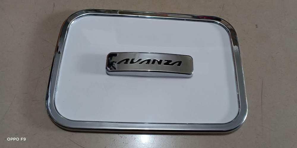 CE1-HYB-NVCTFA TANK COVER ALL NEW AVANZA TANK COVER AVANZA TUTUP BENSIN TOYOTA AVANZA GRAND NEW TUTUP BENSIN AVANZA GREAT NEW TUTUP TANGKI TOYOTA ALL NEW AVANZA TUTUP TANGKI ALL NEW AVANZA TUTUP TANGKI BENSIN TOYOTA AVANZA ALL NEW HYBRID PUTIH LOGO HITAM Harga 40,000 rupiah*Gratis Ongkir