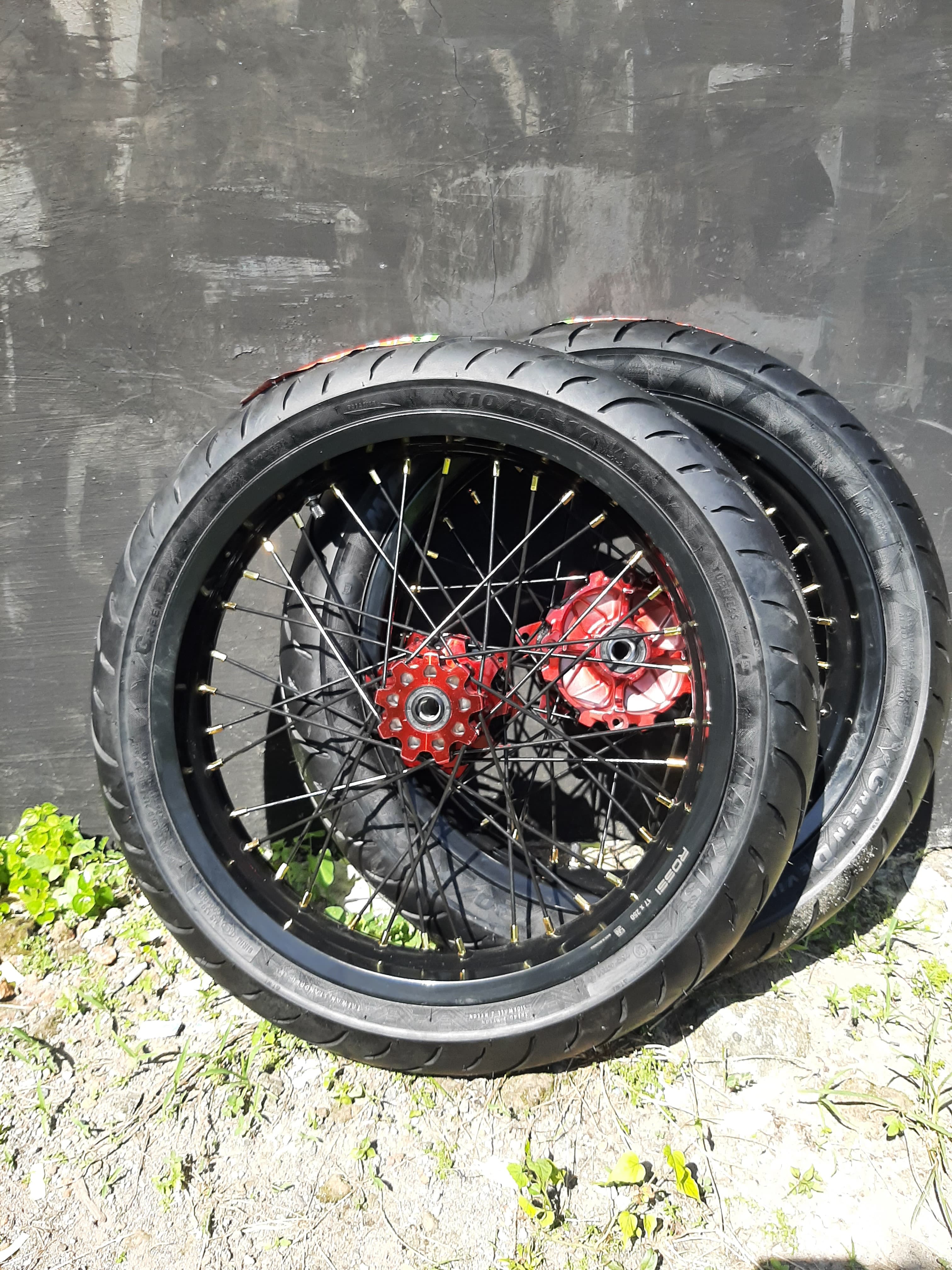 Velg Set Supermoto CRF 250/300 Ban Maxxis Baru Ring 17 Ukur 110 dan 130 Wheelset SUMO CRF150L Murah Harga 2,800,000 rupiah*Gratis Ongkir