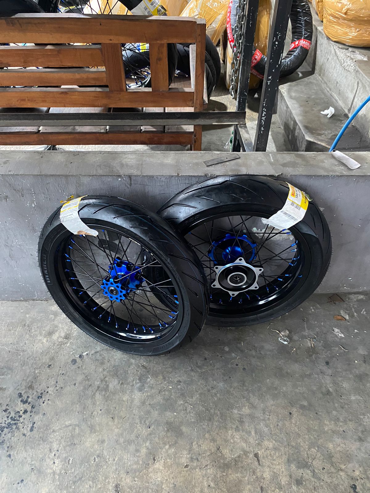 Velg Supermoto CRF 250/300 Ban Pirelli Baru Wheelset Sumo CRF 150 L Ring 17 Ban Pirelli Harga 3,025,000 rupiah*Gratis Ongkir