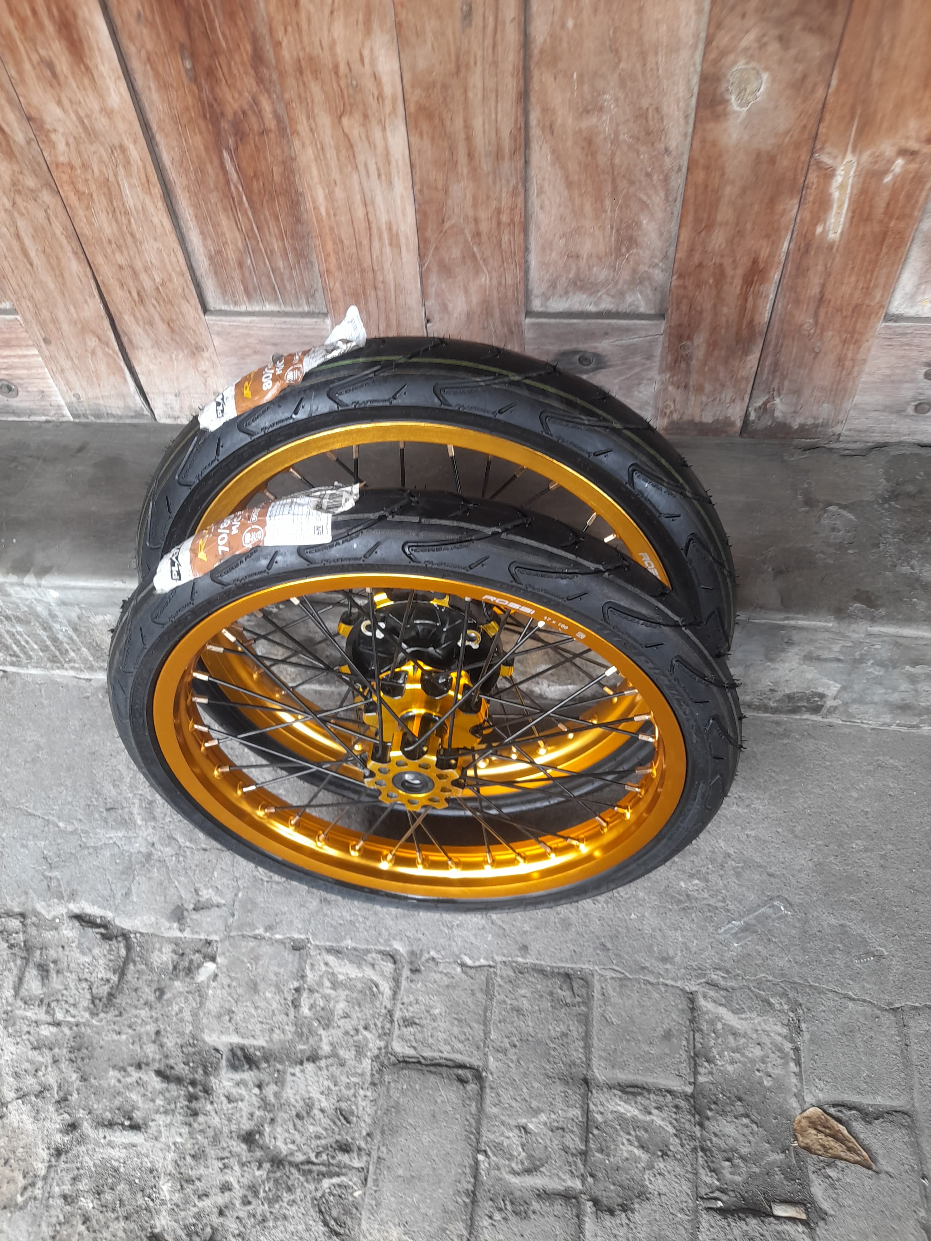 roda set crf cacing ring 17 wheelset thailook velg surex crf rossi ukur 140/160 ban corsa baru Harga 1,900,000 Ringgit*Penghantaran Percuma