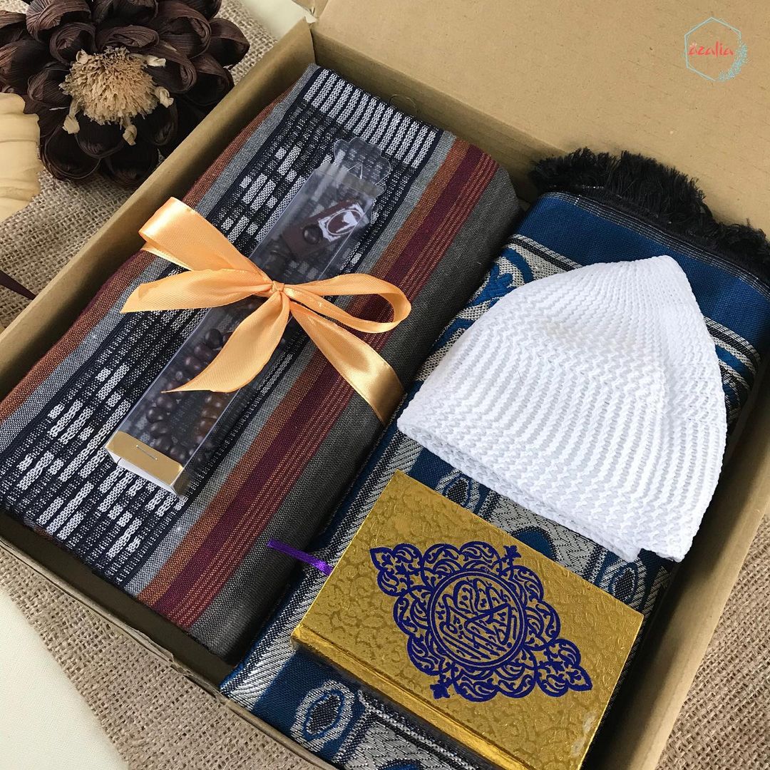 Hampers hadiah box B + Sarung Kado Cowok Kado Ulang Tahun Anniversary Wisuda