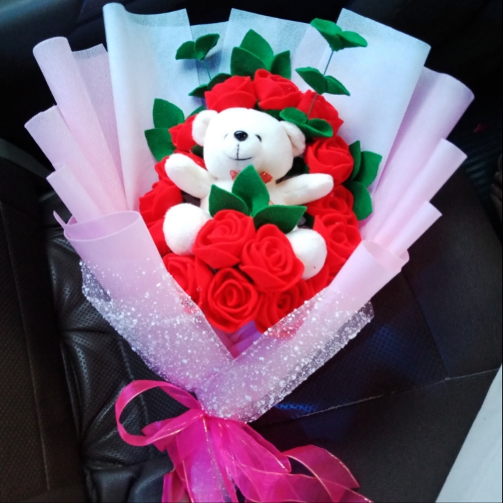BUKET BUNGA MAWAR FLANEL DENGAN BONEKA BERUANG UNTUK HADIAH WISUDA HADIAH ULTAH HADIAH HARI GURU HADIA…
