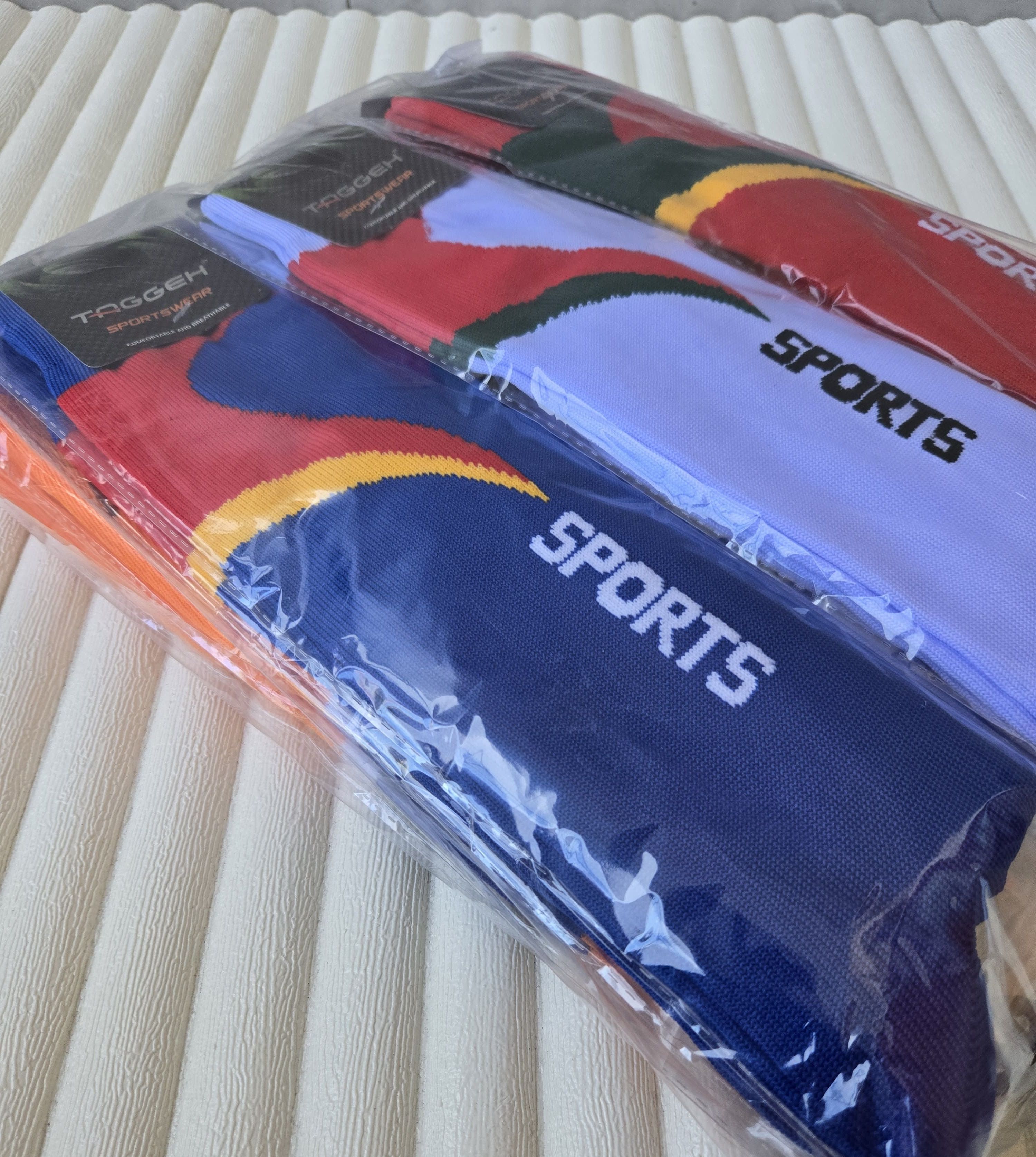 ( warna hijau stabilo di ganti hijau daun ) Kaos Kaki Bola Dewasa Motif Tanduk Merek TAGGEH ( produk baru ) Harga 40,000 rupiah*Gratis Ongkir