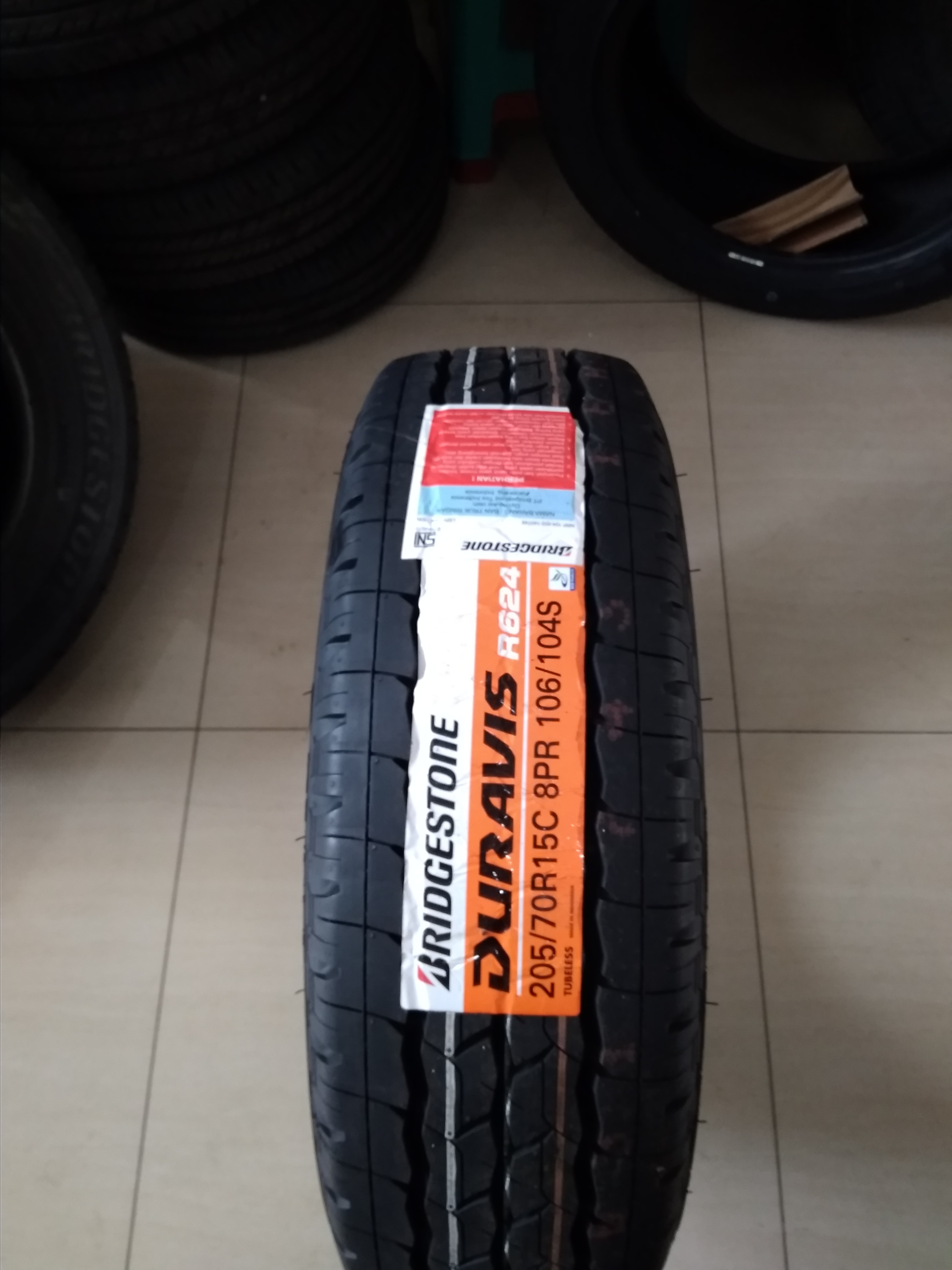 Bridgestone Duravis R624 ukuran 205/70 R15 8PR Ban Mobil muatan berat Harga 1,335,000 rupiah*Gratis Ongkir