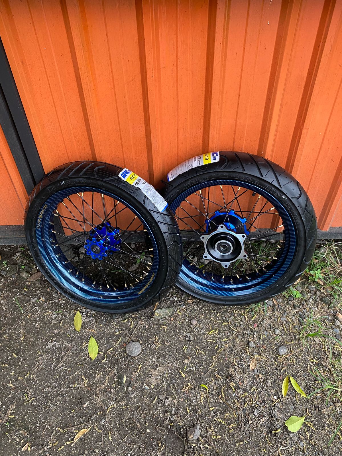 Paket Roda Supermoto CRF Velg Carbon Ukur 300/350 Ban IRC Ring 17 Harga 2,700,000 rupiah*Gratis Ongkir