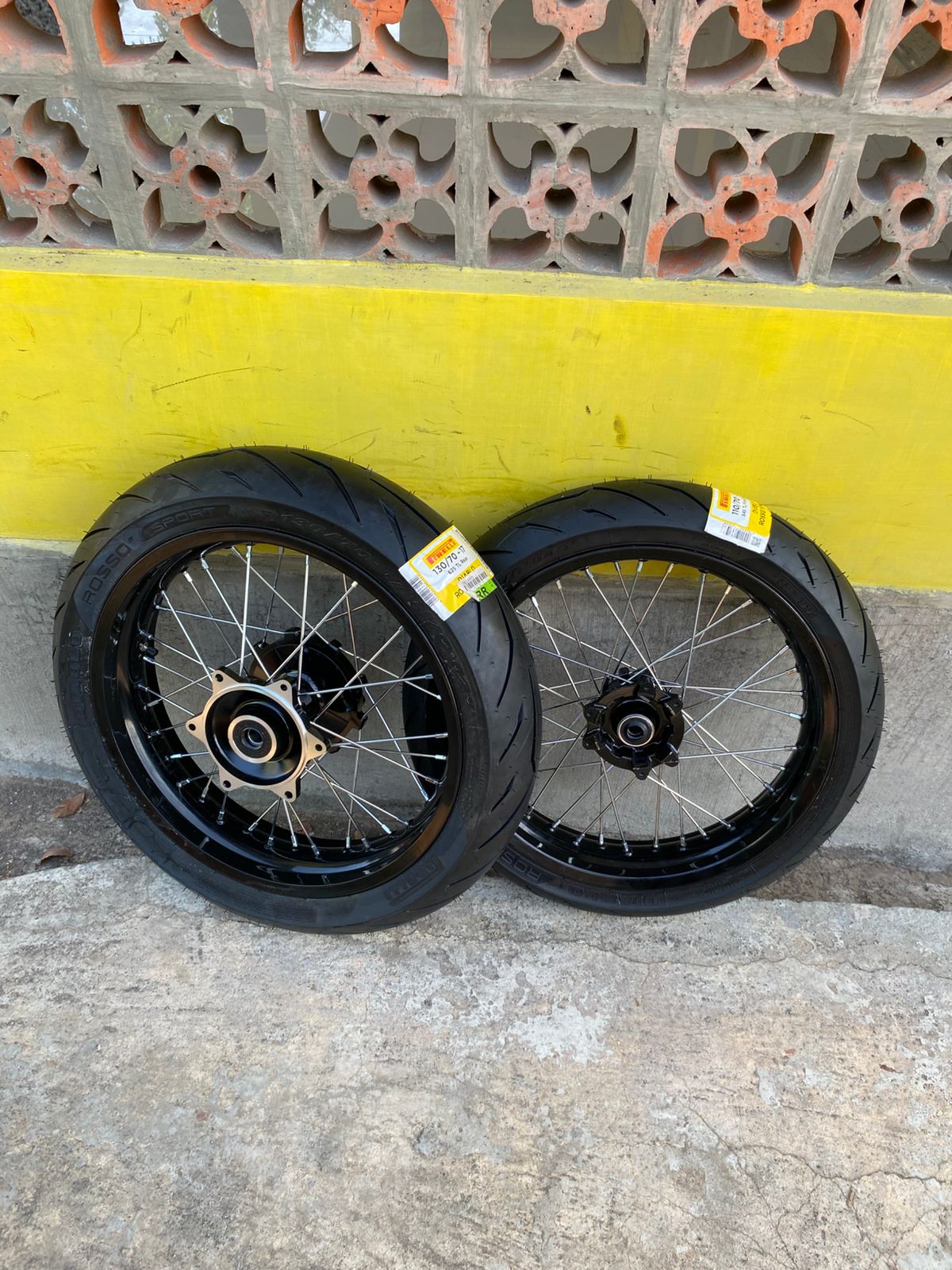 Supermoto Crf Wheel Package Rossi 300/350 Rims New Pirelli Tires Ring 17 Size 110 & 130 Harga 3,830,000 rupiah*Gratis Ongkir
