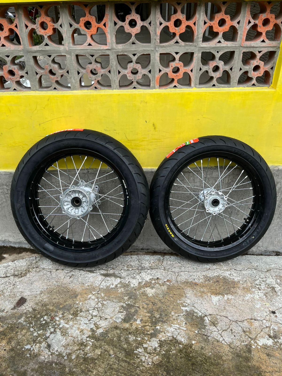 Original Yamaha Wr 155 Supermoto Wheel Set Package with Maxxis Jumbo Ring 17 Tires Size 120+140 Harga 3,665,000 rupiah*Gratis Ongkir