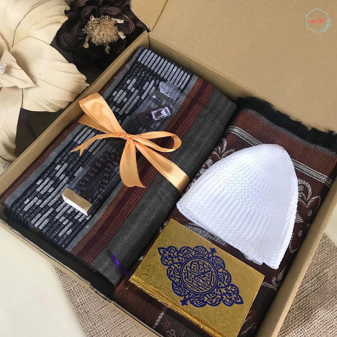 Hampers hadiah box B + Sarung Kado Cowok Kado Ulang Tahun Anniversary Wisuda