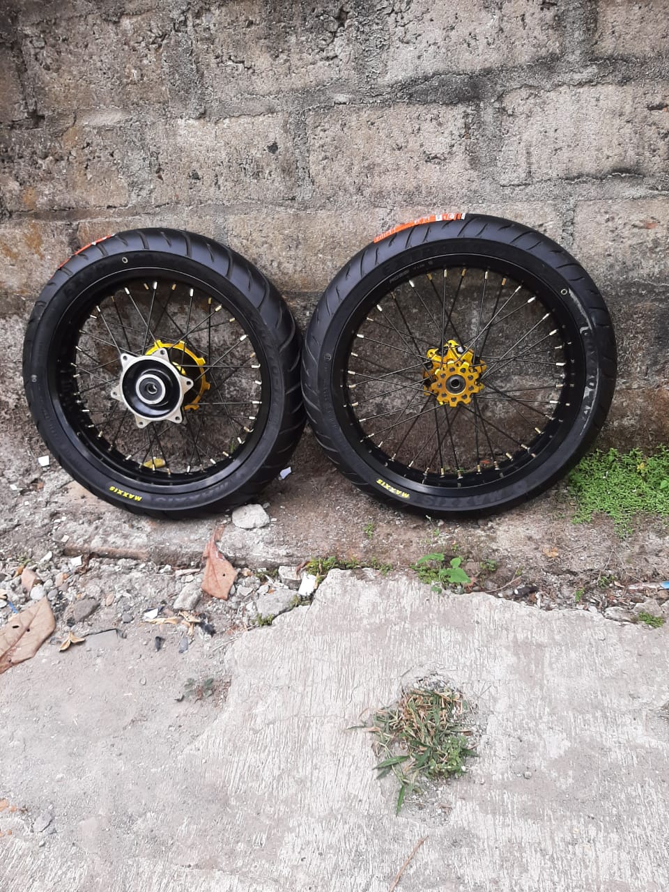 roda set crf supermoto velg rossi ring 17 wheelset sumo velg ukur 250 300 ban maxxis baru Harga 2,735,000 rupiah*Gratis Ongkir