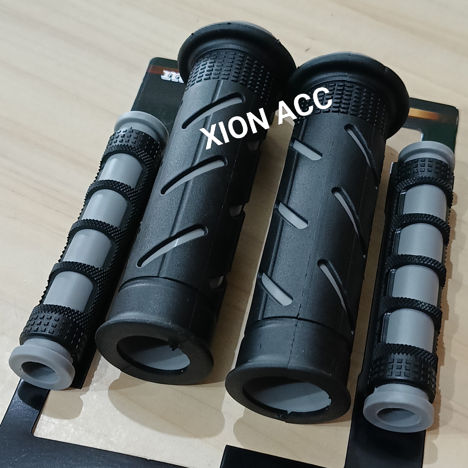 Handgrip / Grip / Rubber Handlebar / Scale Model Grip, Universal Rubber Handle Set / All Motorbikes Beat Vario Mio Aerox Nmax Pcx Supra Vega R Etc. Harga 28,140 rupiah*Gratis Ongkir