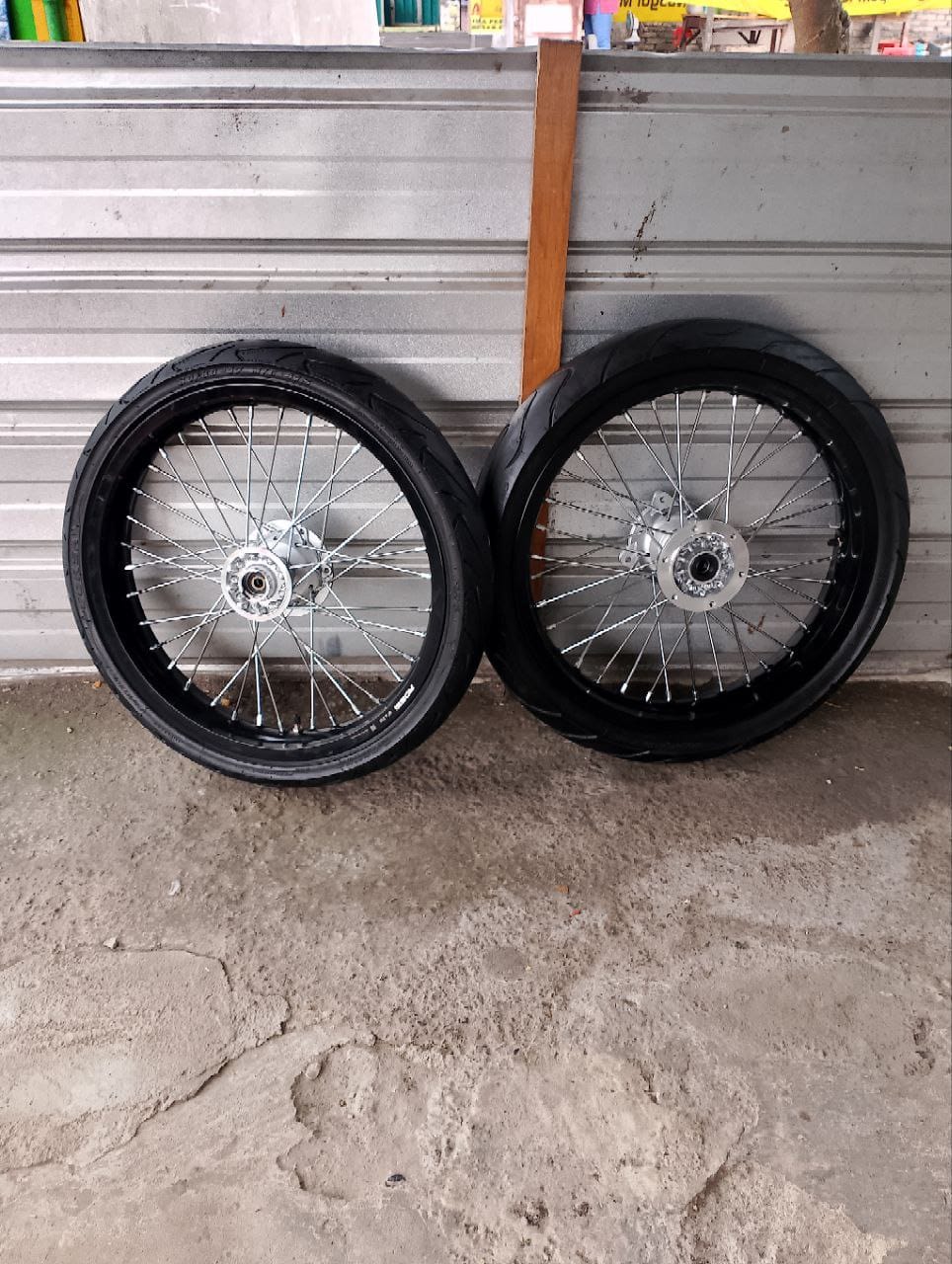 Velg Surex KLX Ring 17 Wheelset Semi Cacing D-Tracker Ukur 215/250 Paket Hemat Harga 1,585,000 Ringgit*Penghantaran Percuma