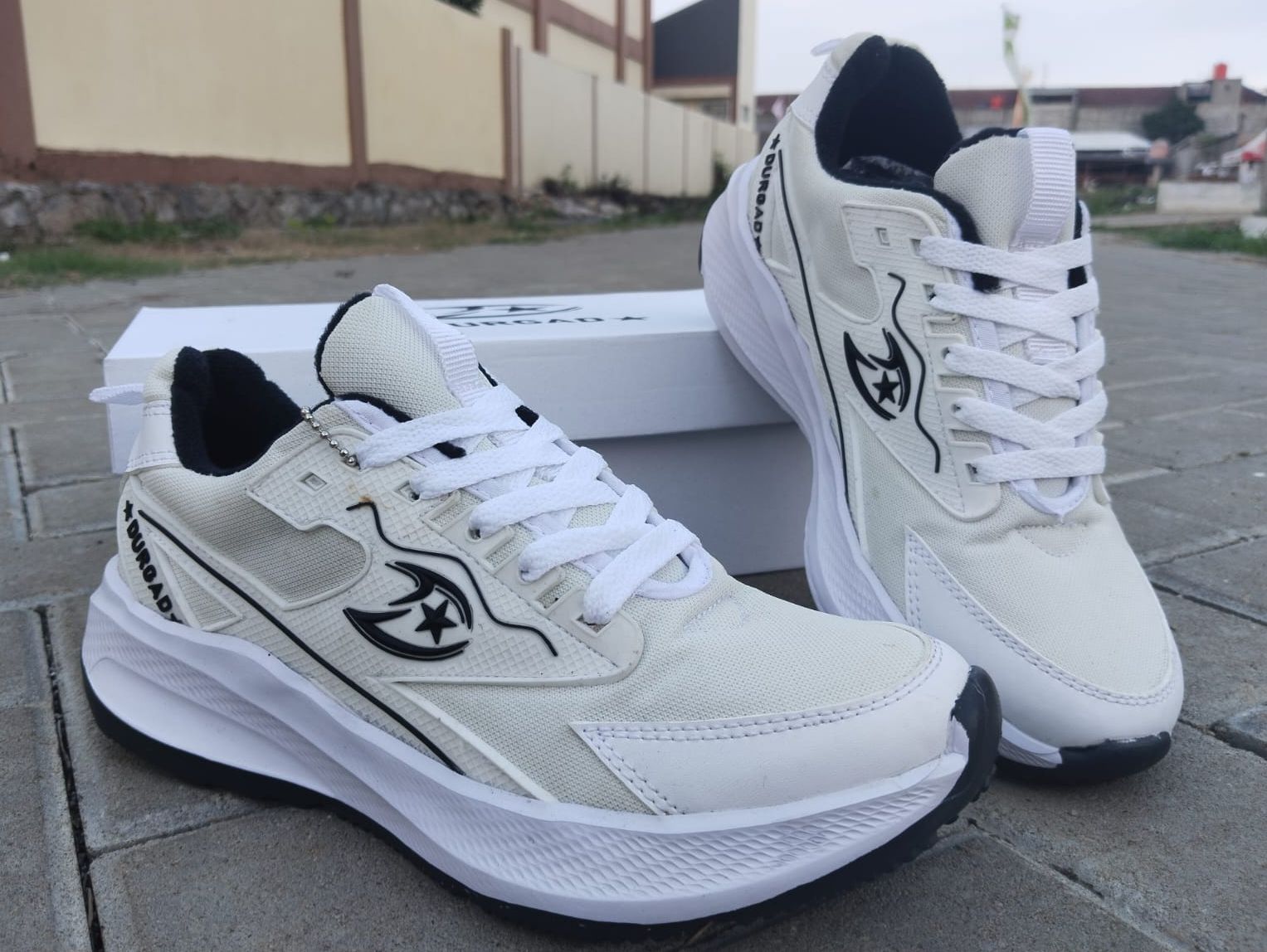 Sneakers terbaru putih polos, sepatu pria wanita putih polos, sepatu jogging putih, sepatu sport putih, sepatu kerja putih, sepatu senam wanita putih, sepatu lari putih Harga 94,999 rupiah*Gratis Ongkir