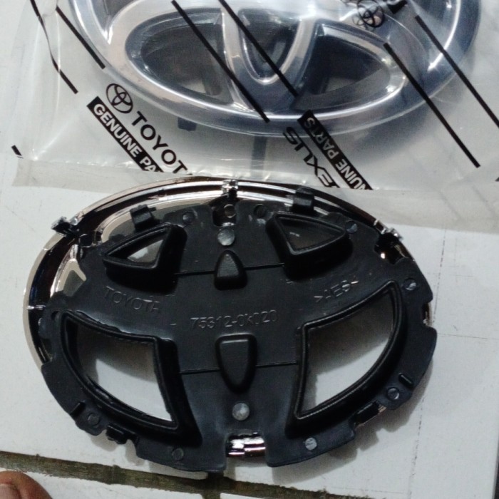 logo + breket toyota innova innova oko 30 Harga 95,000 rupiah*Gratis Ongkir