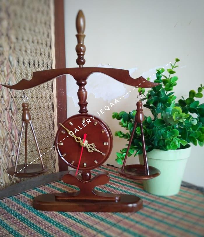 Jam Meja Kayu Jati Bentuk Timbangan
