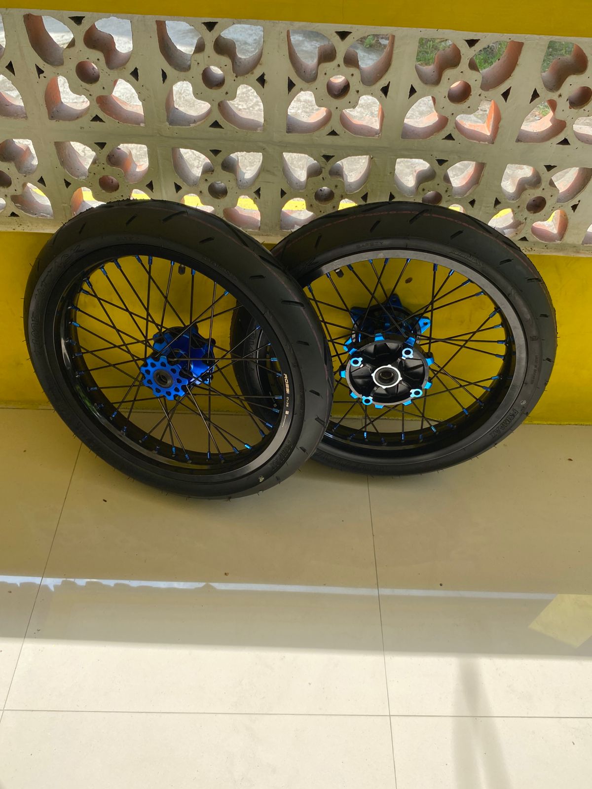 Velg Semi Cacing CRF 215/250 Ban Primax SK01 Baru Ring 17 Ukur 100/70 rata depan belakang Harga  2,185,000 Ringgit*Penghantaran Percuma