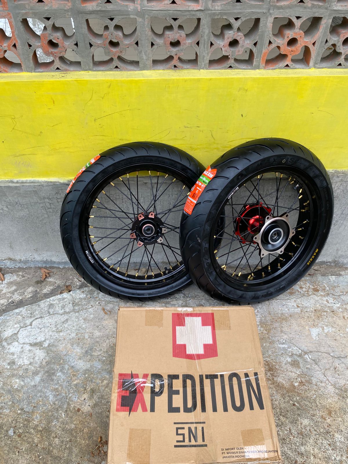Paket Roda Supermoto CRF Velg Expedition Ukur 250/300 Ban Maxxis Baru Ring 17 Harga 3,885,000 rupiah*Gratis Ongkir