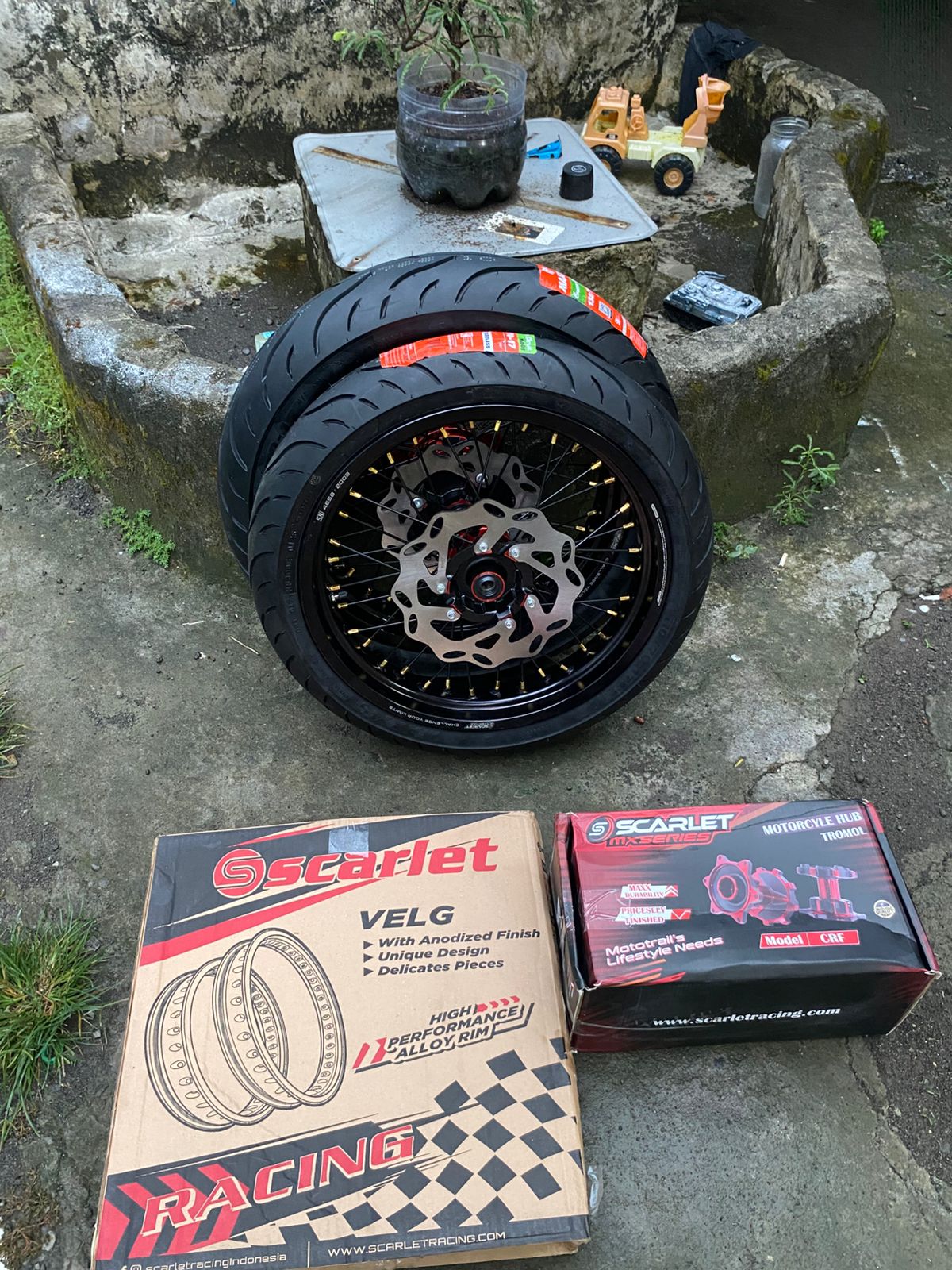 Supermoto Crf Full Scarlet Wheelset 300/350 New Maxxis Tires Ring 17 and Disc Harga 4,455,000 rupiah*Gratis Ongkir