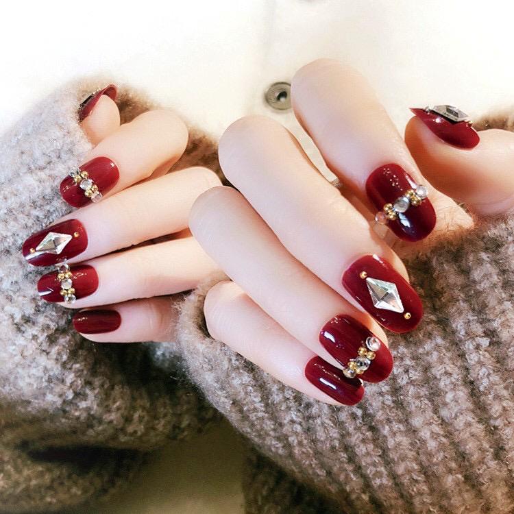 Elegant Maroon Nail Art Ideas