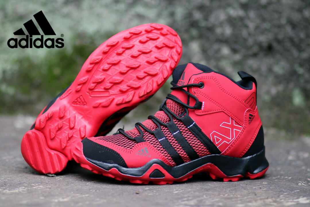 Sepatu shop trekking adidas