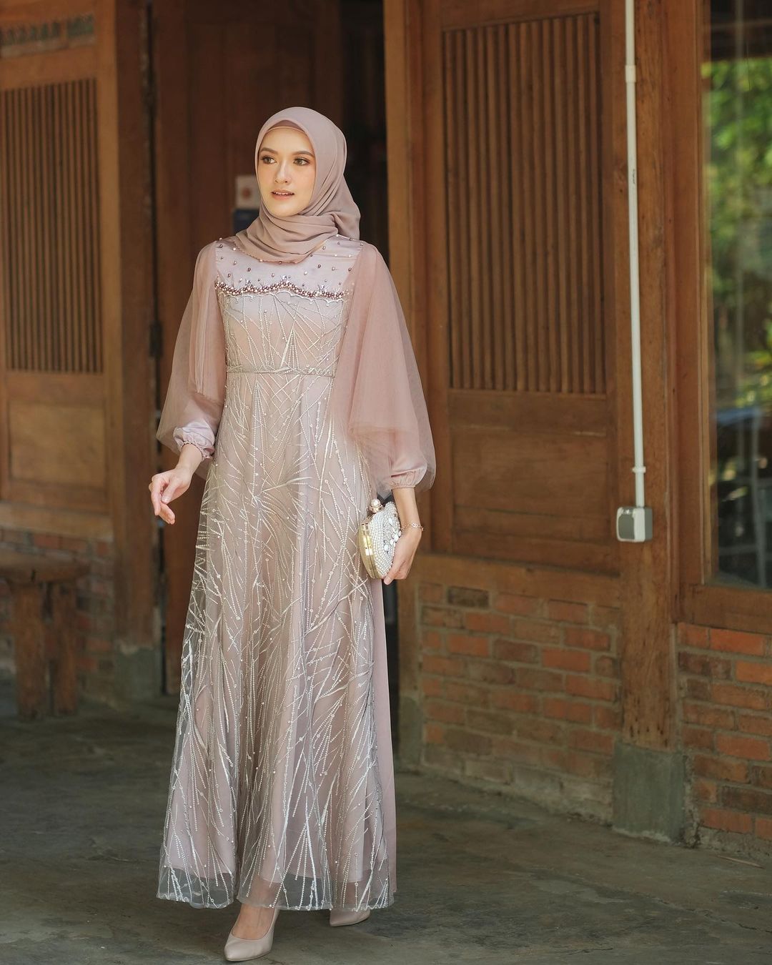 dress satin brokat 8 Model Baju Bridesmaid Satin Brokat yang Stylish, Cocok untuk Segala Bentuk Tubuh